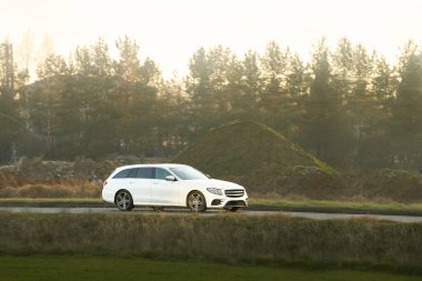 Spor araba sessiz yolda ilerliyor.