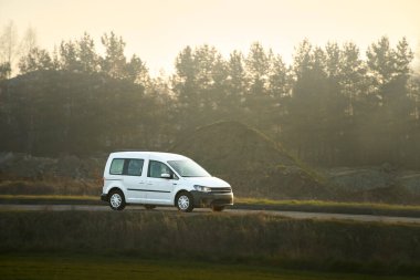 Minibüs açık havada hareket halinde.