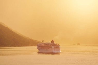 Sakin sularda akşam gezintisi