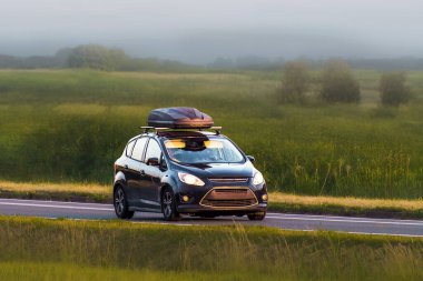 Kargo çatılı kırsal yol gezisi