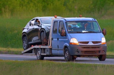 Otomobil kurtarma aracı yeşil alanda seyahat ediyor