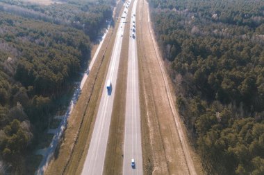 Yarı kamyon asfalt yolda gidiyor.