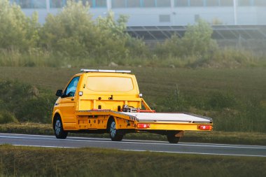 Manzaralı yolda düz kontak araç kurtarma kamyonu