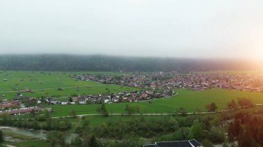 Kırsal kesimde orman ve alçak bulutlar