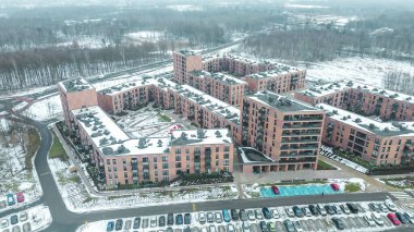 Kışın karla kaplı modern yerleşim yeri