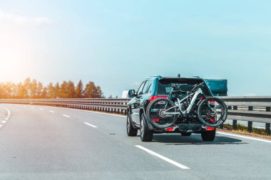 Bisiklet teçhizatı ile şehir yolculuğu