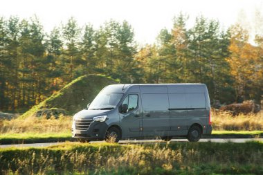 Kargo kamyonu kırsal alanda gidiyor.