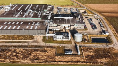 Modern veri merkezi kompleksinin hava görüntüsü