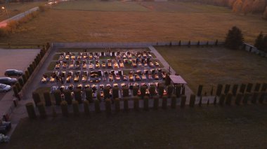 Mum ışığı, Azizler Günü Polonya geleneği için mezarlığı dolduruyor.