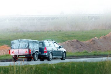 Araba ve römork inşaatı geçiyor.