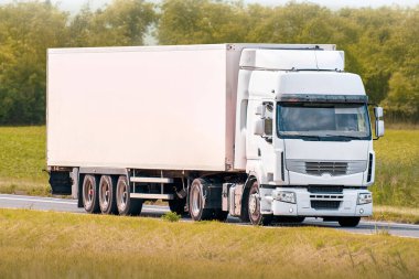 Dizel motorlu kamyon hızla gidiyor.