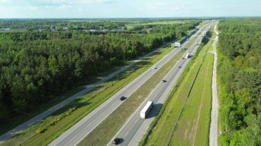 Kırsal arazi üzerinde güneşli bir gün