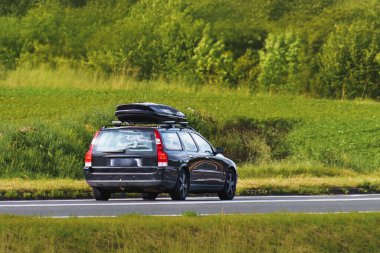 Güvenli bagaj deposu olan modern ulaşım.