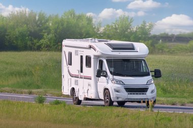 Güneşli bir yaz tatili sırasında karavanla seyahat etmek