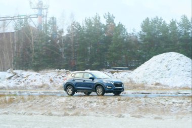 Kırsal arazide SUV ile kış gezisi