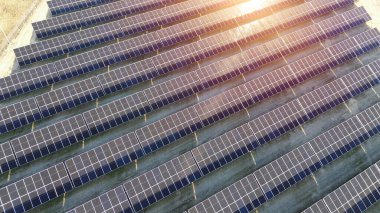 Geniş tarım alanındaki güneş panelleri