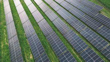 Kümülüs bulutlarıyla huzurlu gökyüzü manzarası