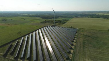 Güneş panelleri ve yel değirmeni sürdürülebilir enerji üretiyor