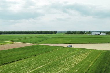 Saha yolunda giden araç