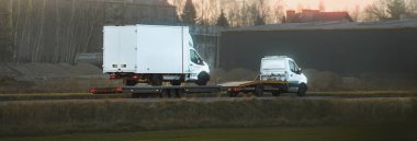 Yıkılmış araç acil durum çekicisiyle taşınıyor.