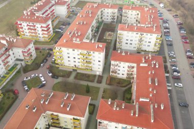 Yeşil bahçeli ve sokaklı apartman blokları