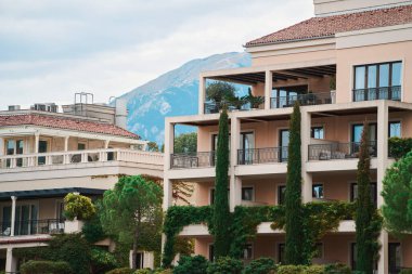 Balkonları ve yeşillikleri olan modern bir apartman.