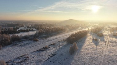 Kış havası sahnesi parlayan donla