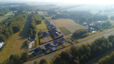 Geniş özel evleri olan yeni yerleşim yerlerinin hava görüntüleri.