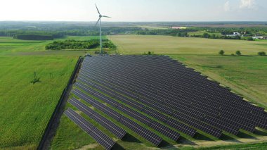 Güneş panelleri ve türbiniyle sürdürülebilir enerji alanı