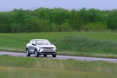 Kırsal kesimde modern AB aile arabası sürüyor