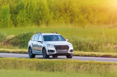 Ülke yolunda giden bir spor aracı.