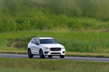 Sakin kırsal yolda birinci sınıf bir geçiş aracı.