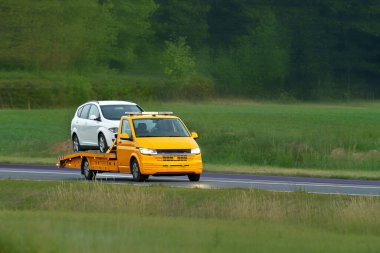 Kırsal alanda araç arızası düzeltiliyor