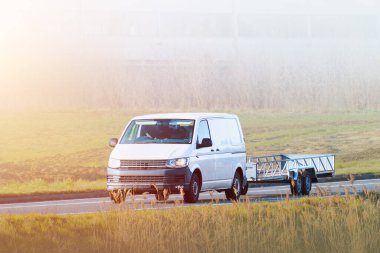 Aile arabası gümüş karavanı çekiyor.