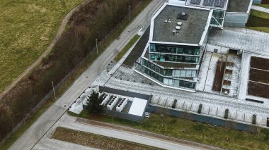 Büyük ticari ofis binasındaki çatı güneş enerjisi çiftliği.