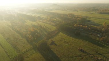 Tarım tarlaları ve orman üzerinde güneşli bir sonbahar günü