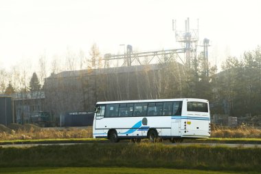 Modern tur otobüsü yolda park edilmiş.