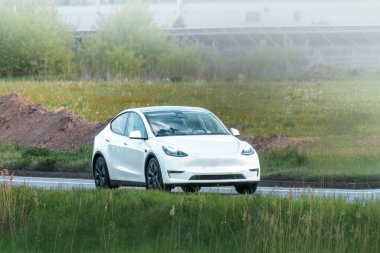 Modern elektrikli cip kırsalda süzülüyor.