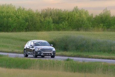 Yerel bir yolda küçük bir ulaşım aracı