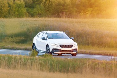 Küçük şehir otomobili sigorta konsepti için yolda ilerliyor