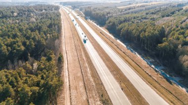 Hafif trafik ile havadan otoyol çekimi