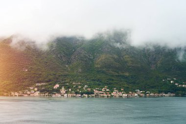 Karadağ manzaralı Kotor Körfezi bulutların altında