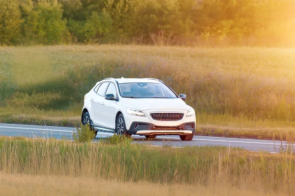 Küçük şehir otomobili sigorta konsepti için yolda ilerliyor