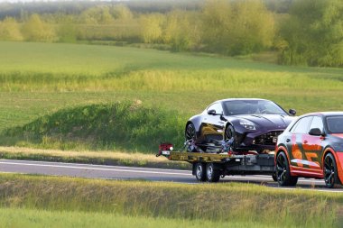 Manzaralı kırsal yolda araç çekme servisi