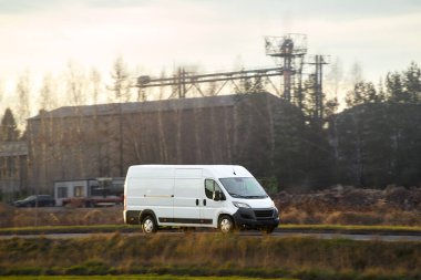 Boş yolu kullanan küçük bir kamyon.