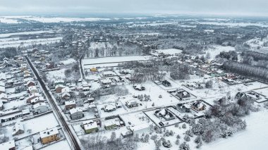 Karlı kırsal köy manzarası yukarıdan görülüyor
