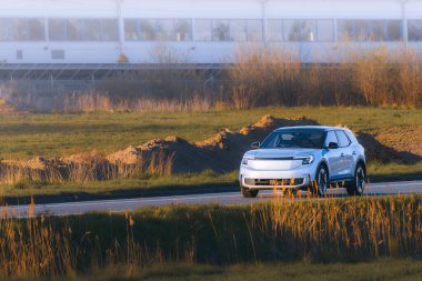 Yeşil enerji aracı sessiz yolda