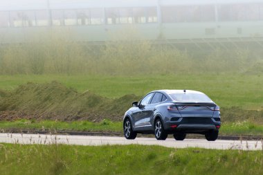 Çevre dostu araba açık arazide seyahat ediyor.