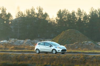 Temiz sürdürülebilir araba trafik yolunda hızla ilerliyor