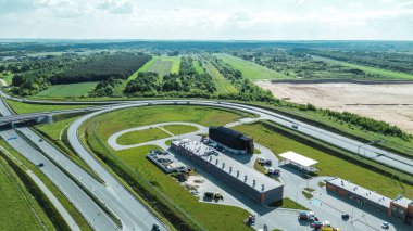 Orman otobanındaki arabaların hava görüntüleri